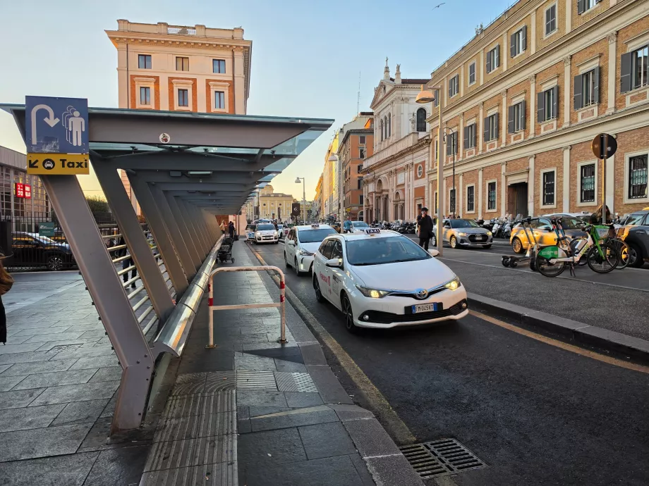 Stanovište taxíkov pred stanicou Roma Termini