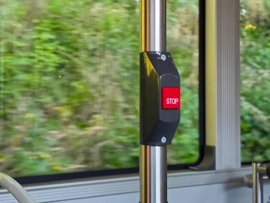 Tlačidlo Stop na mestských autobusoch