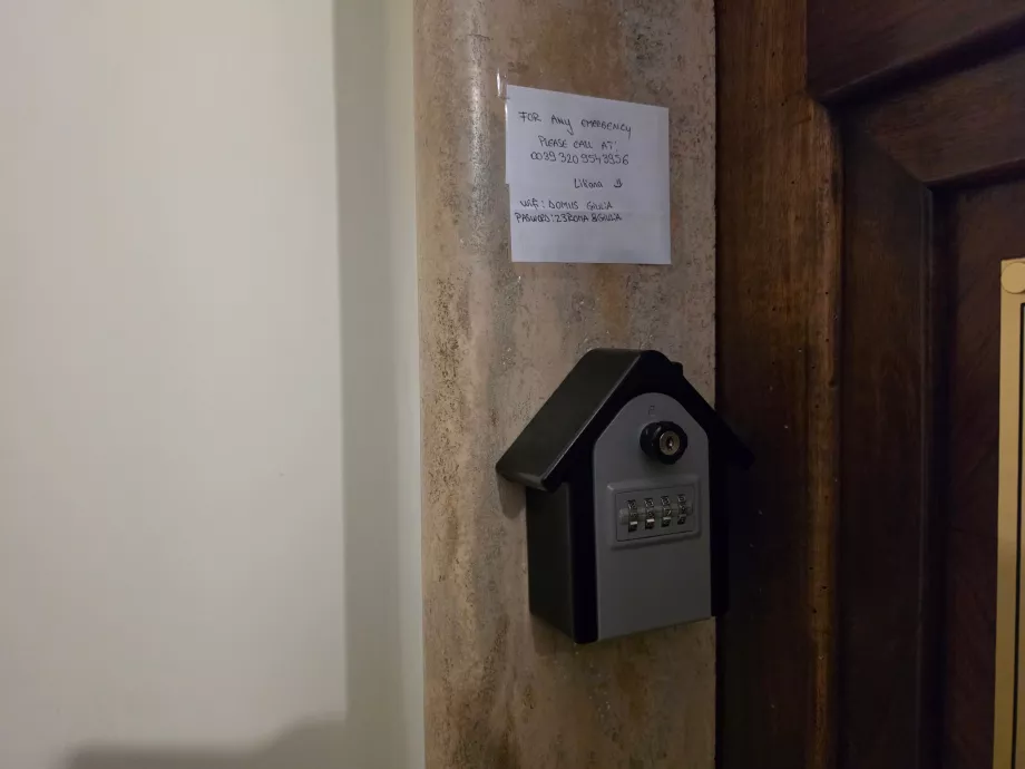 Schránka na kľúče (na prihlásenie mimo otváracích hodín recepcie)