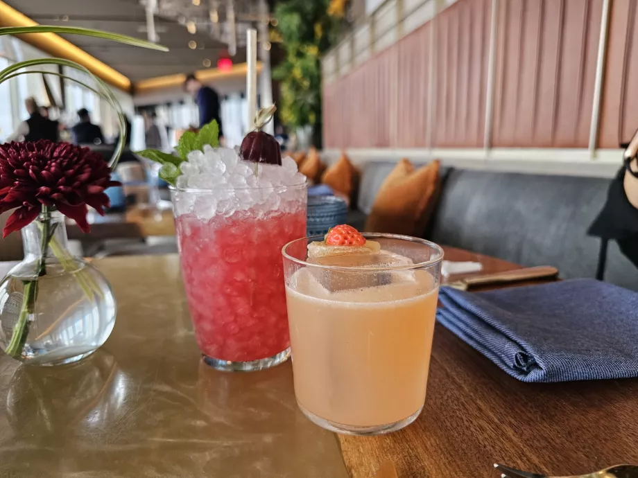 Koktaily v reštaurácii Peak