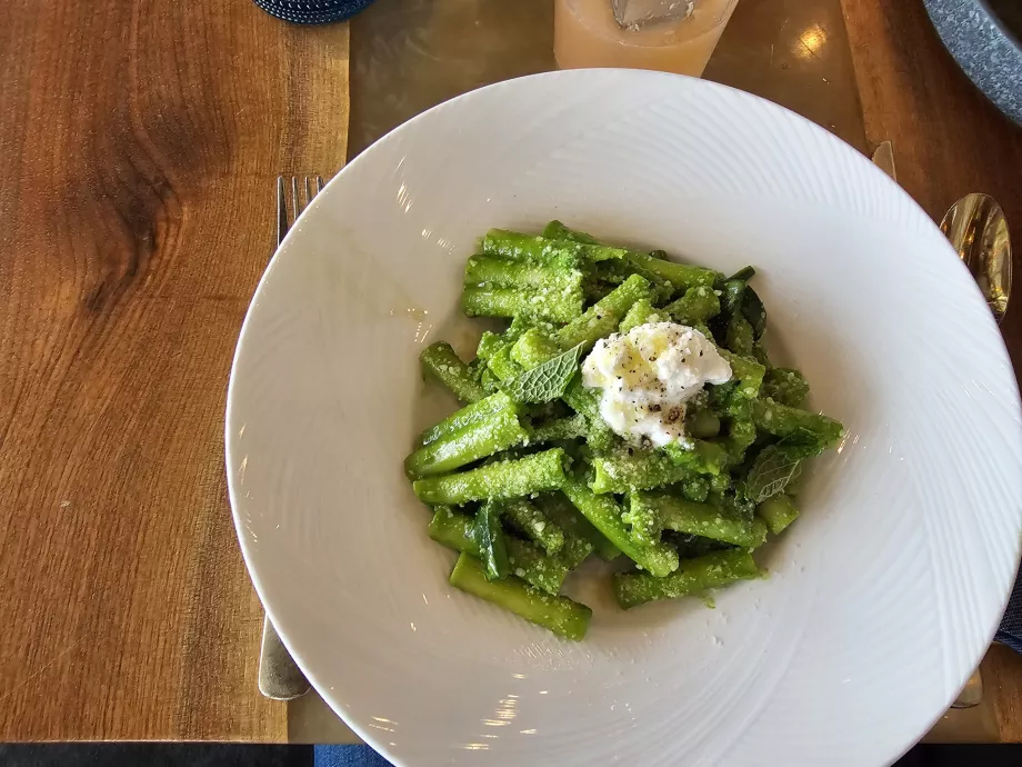 Jedlo v reštaurácii Peak