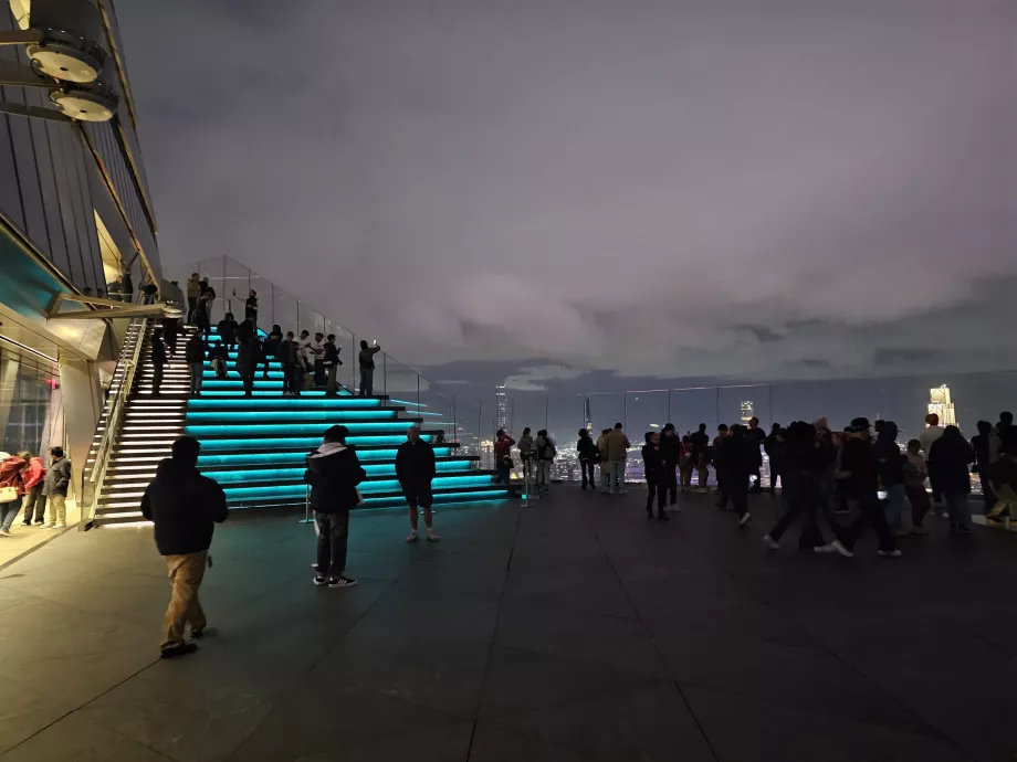 Nočné hľadisko "The Edge"