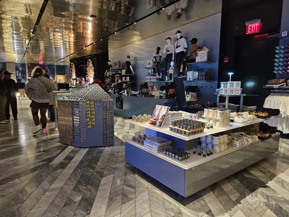 Obchod so suvenírmi pri východe z "The Edge"