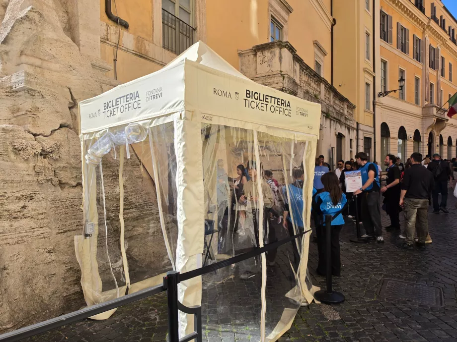 Vstup do platenej časti Fontány di Trevi