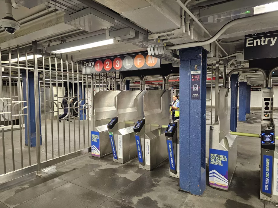 Vstup do metra cez turnikety