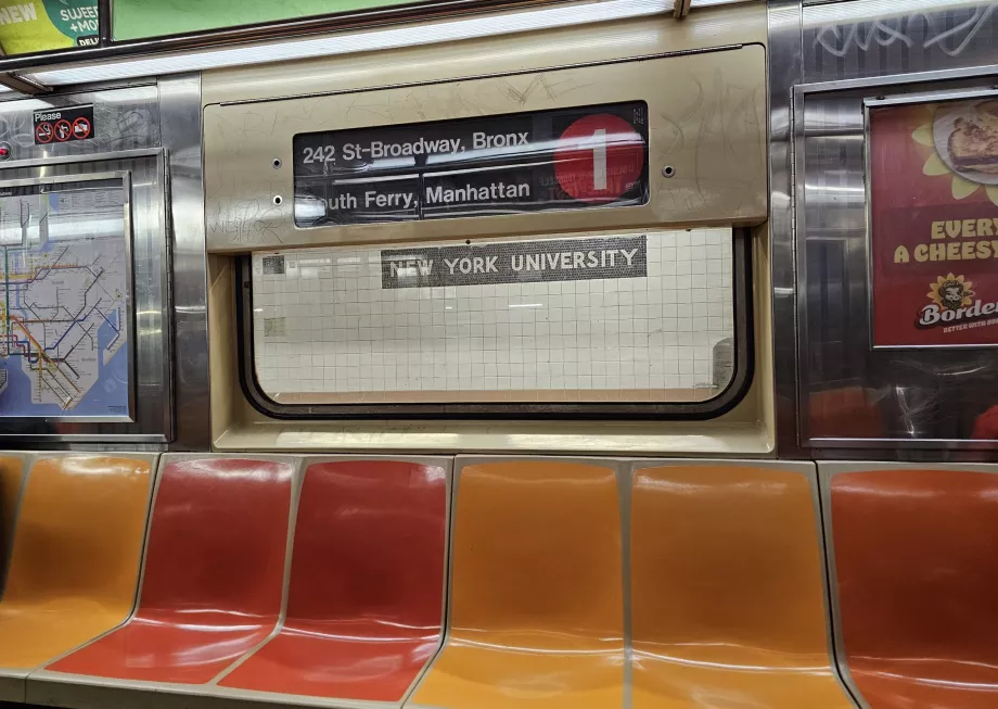 Interiér staršieho vozňa metra