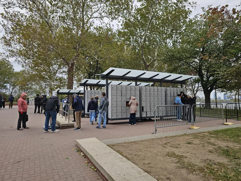 Skrinky na odkladanie osobných vecí