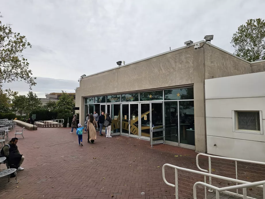 Kaviarne v múzeu a na móle