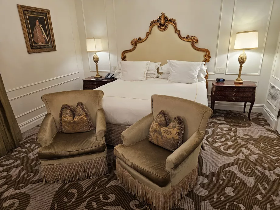 Izba - posteľ a kreslá