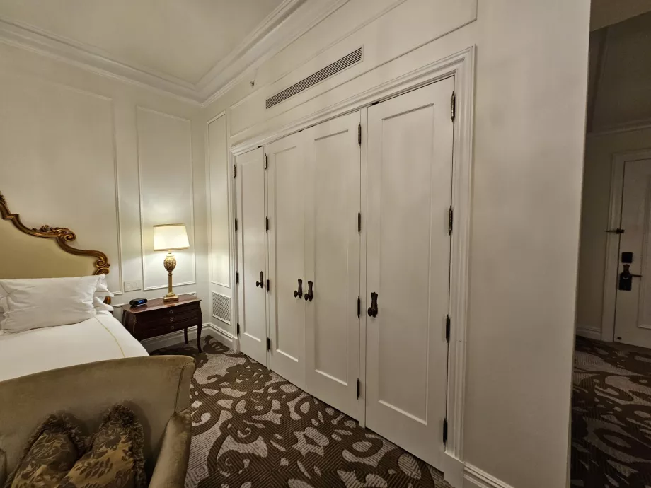 Šatníková skriňa v izbe