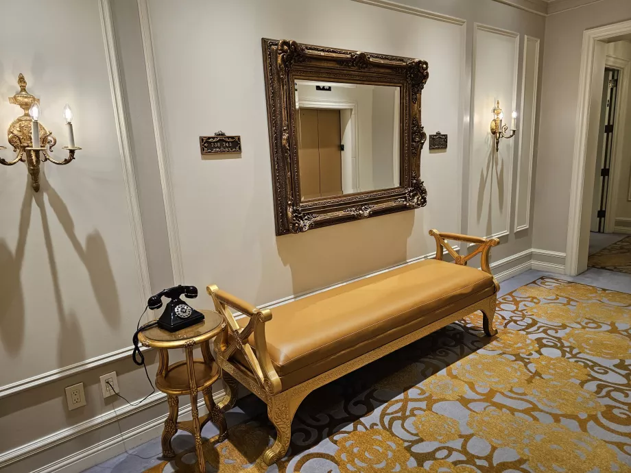 Pohovka pri výťahu