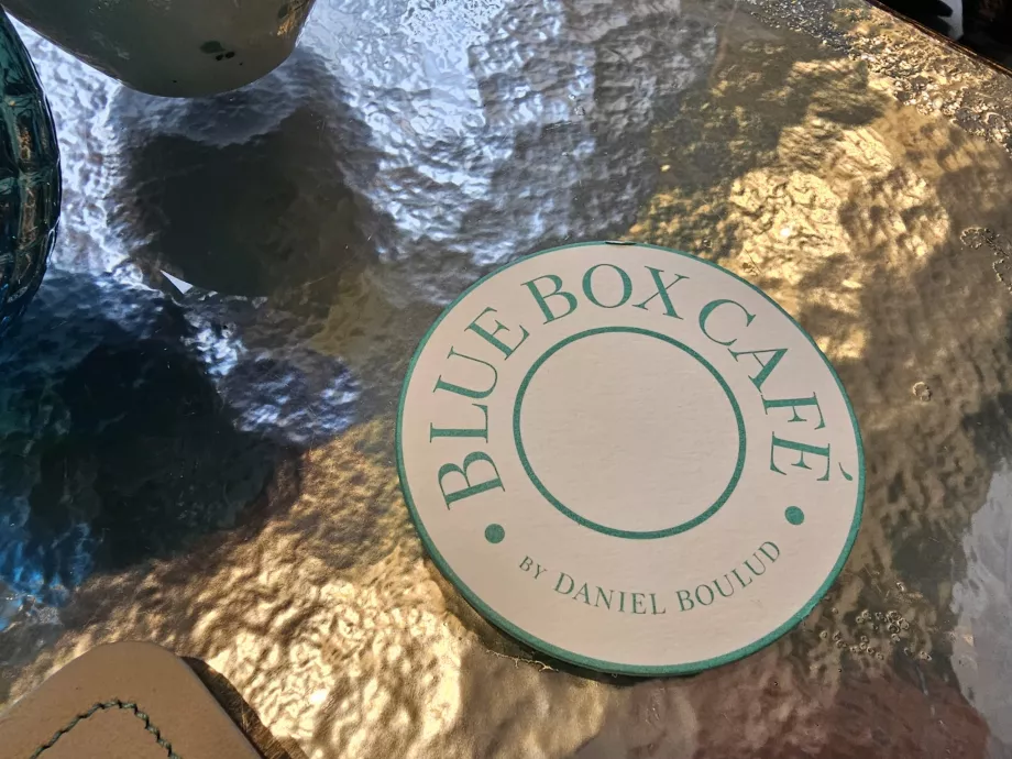 Modrý box, podstavec