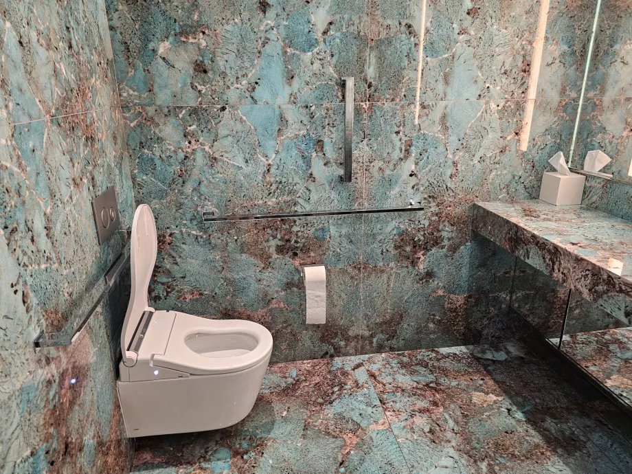 Tiffany &amp; Co., mramorové toalety