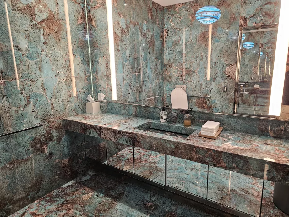 Tiffany &amp; Co., mramorové toalety