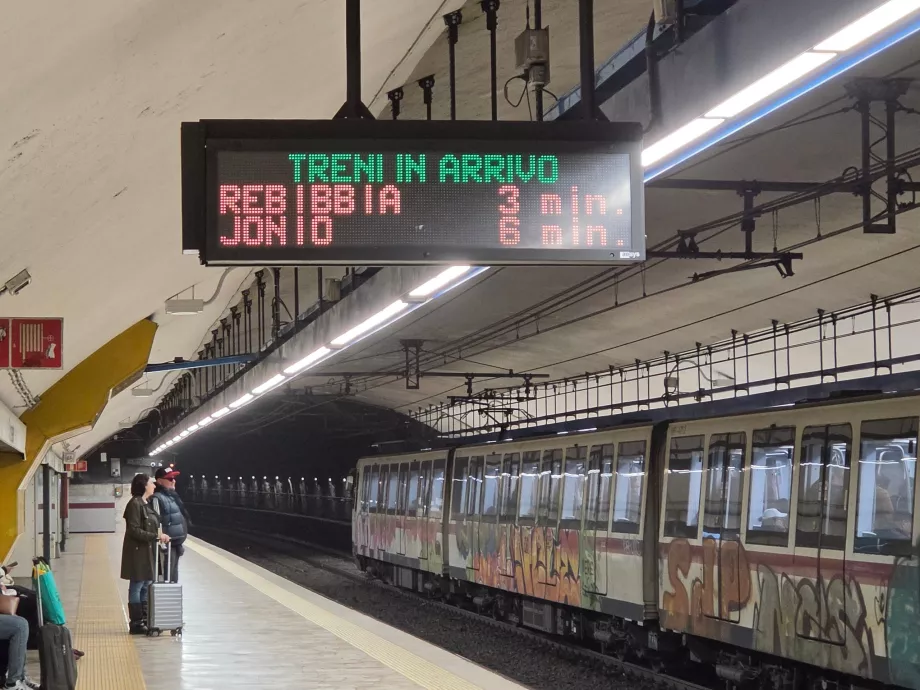 Informačné tabule v metre