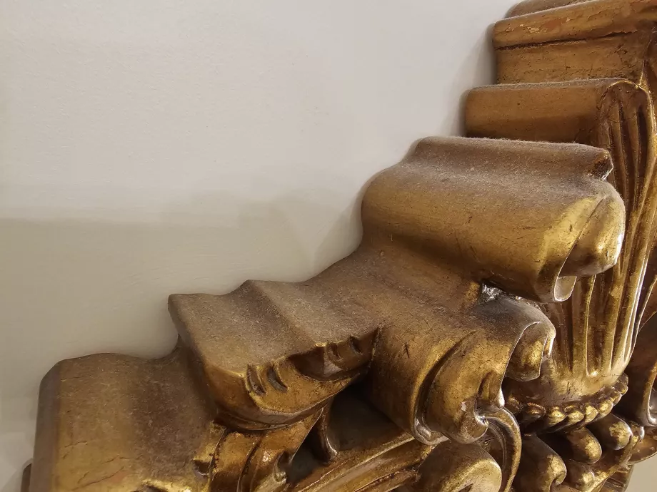 Prach na posteli v hoteli Plaza