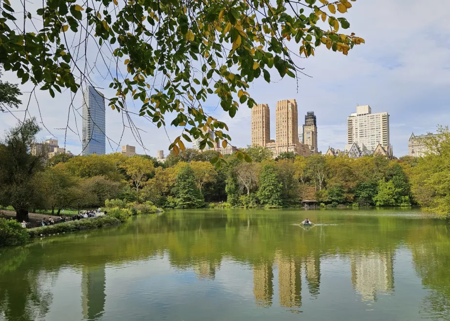 Jazero a panoráma štvrte Uptown