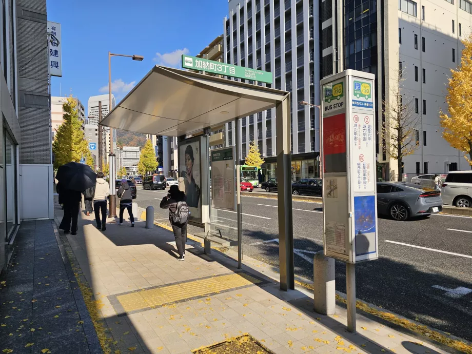 Autobusová zastávka v meste Kóbe