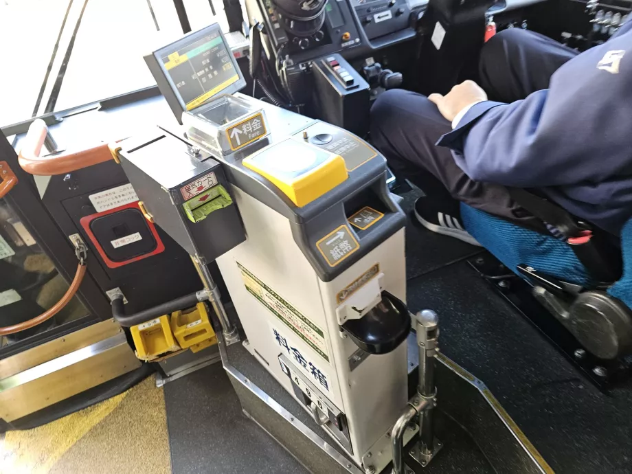 Platba cestovného v Kobe