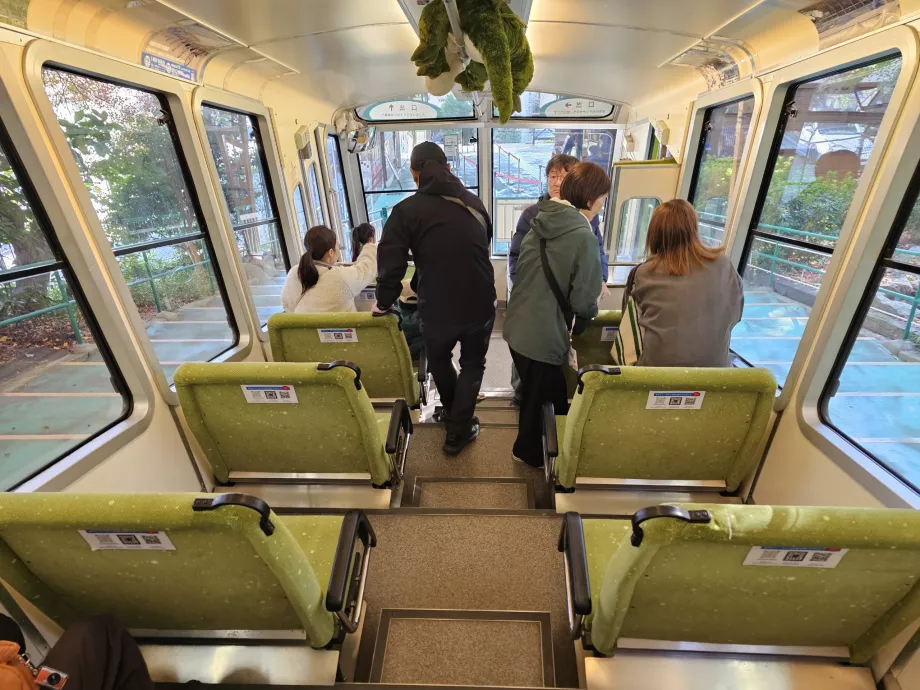 Interiér lanovky Maya