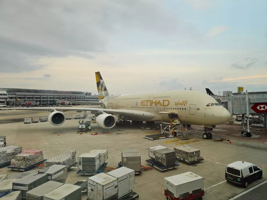 Airbus A380 pri bráne na letisku v Singapure