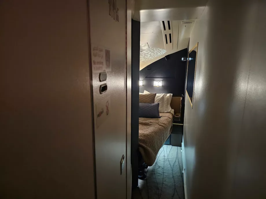 Pohľad z pohovky do spálne