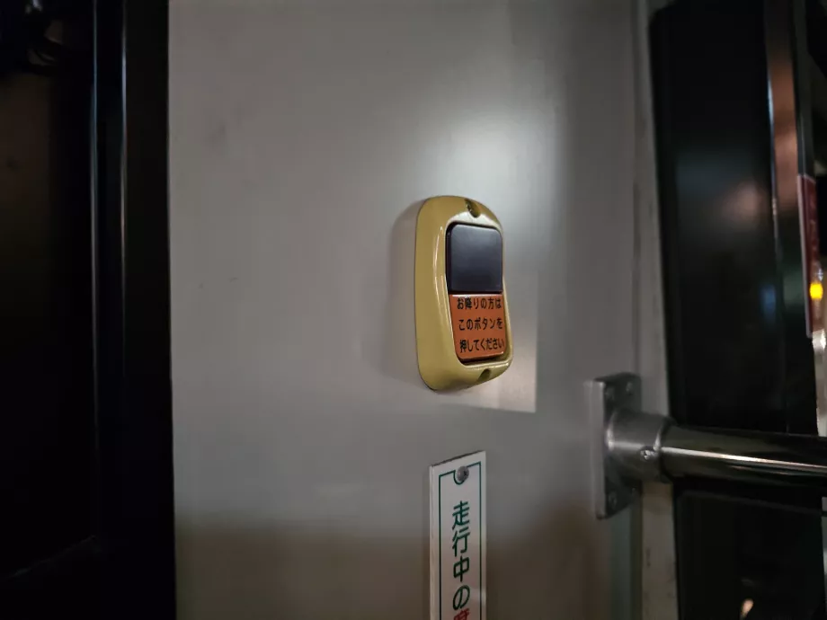 Tlačidlo "STOP" v mestských autobusoch