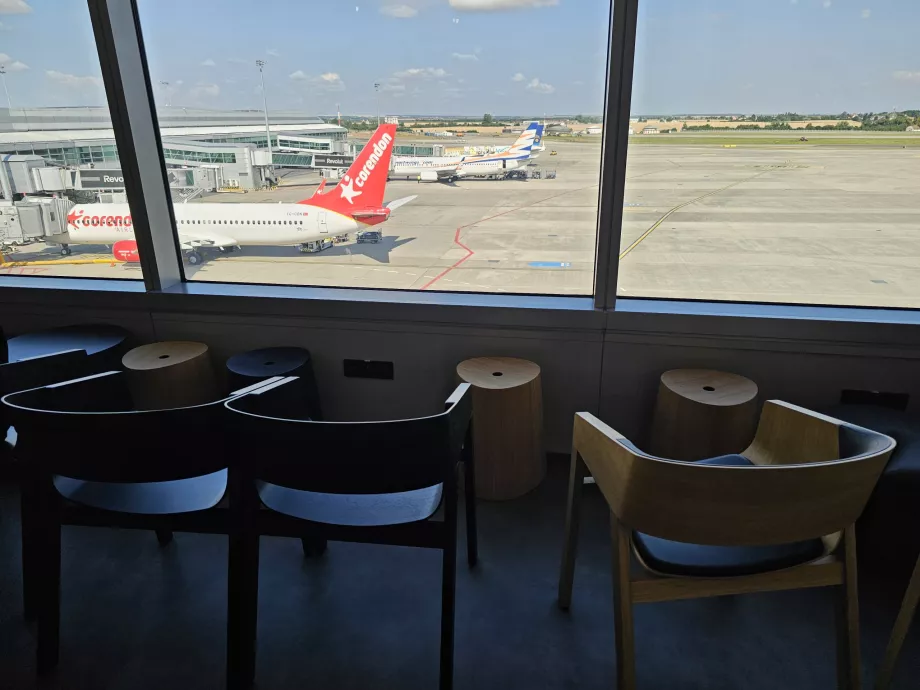 Pohľad na lietadlo zo salónika