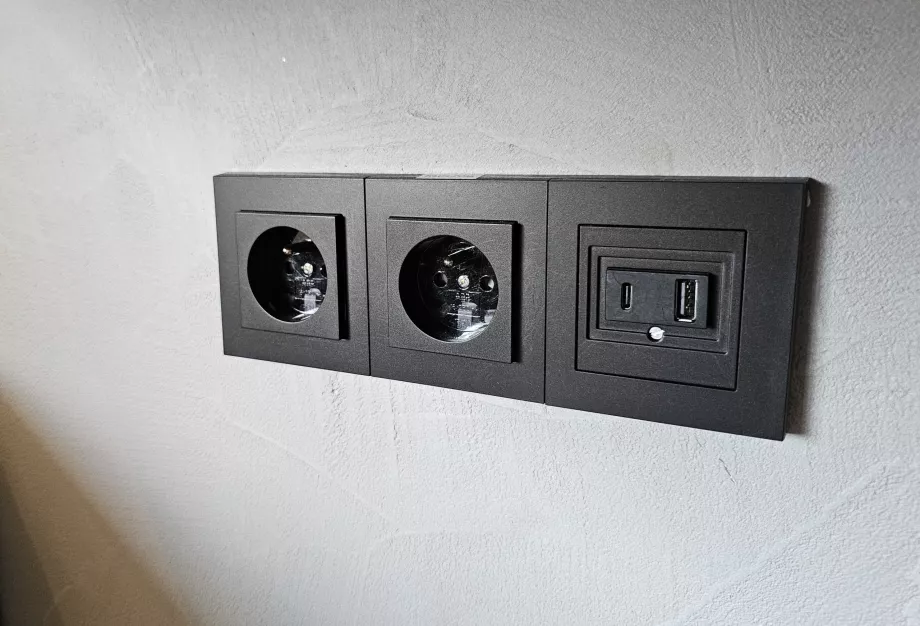 Zásuvky a USB