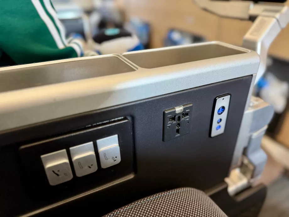 Ovládanie sedadla, elektrická zásuvka a ovládanie svetla