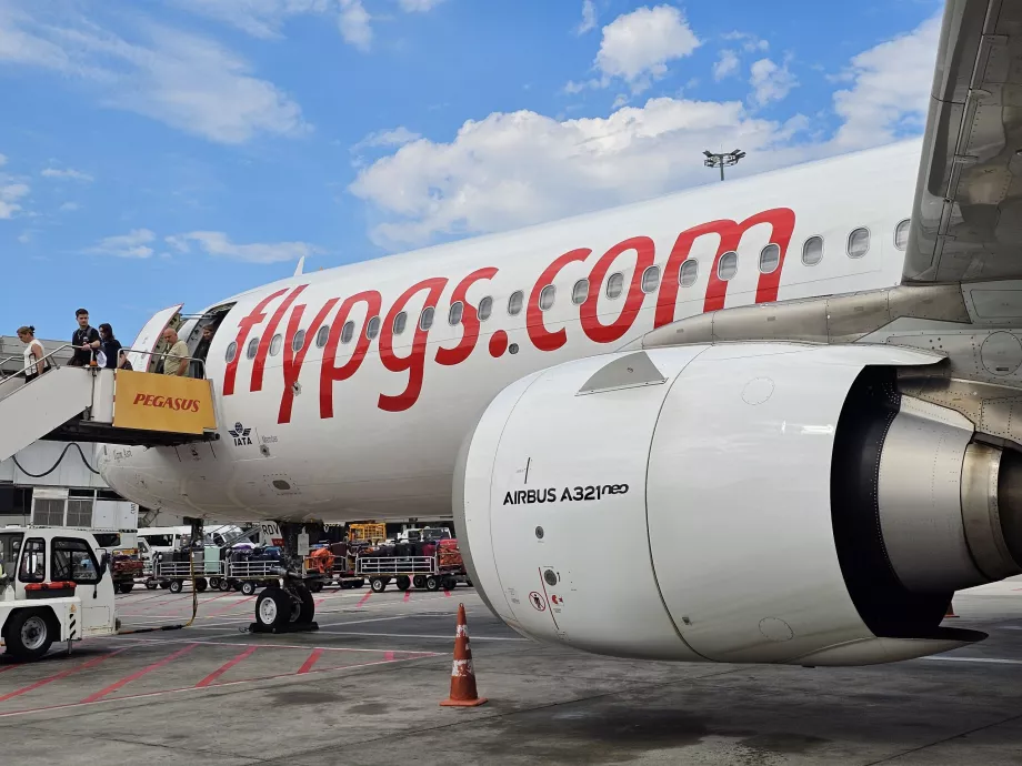 Vystúpenie z lietadla, letisko SAW, spoločnosť Pegasus Airlines