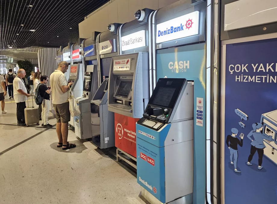 Bankomaty pri vstupe do stanice metra