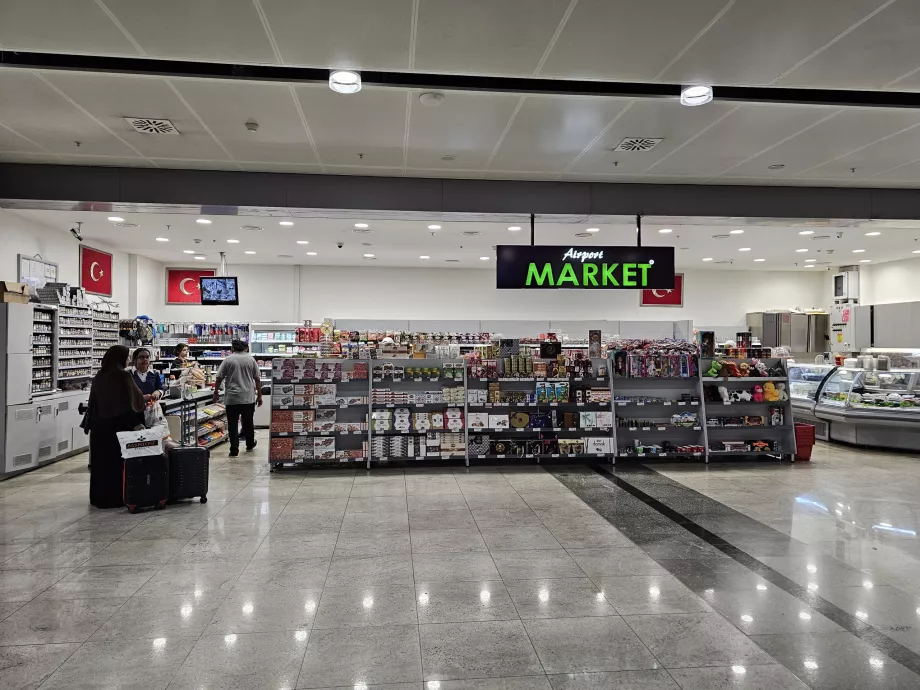 Supermarket v príletovej hale
