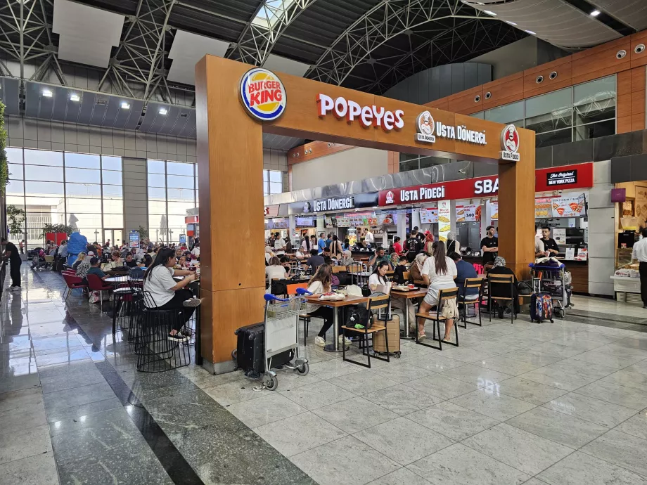 Potravinový dvor vo verejnej časti