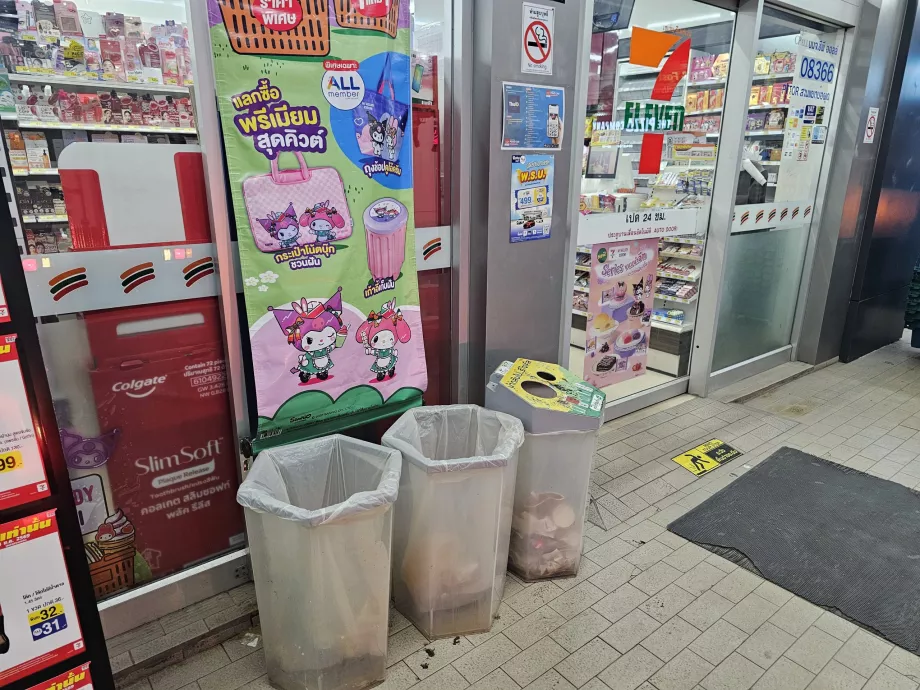 Odpadkové koše nie sú v Thajsku štandardom, ale vždy ich nájdete v 7-Eleven