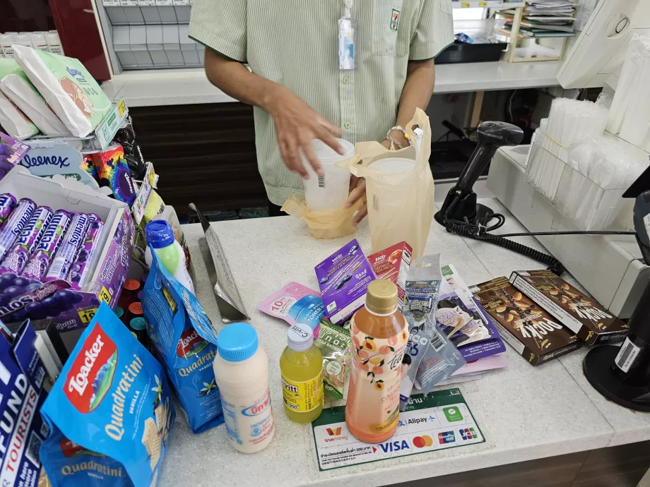 Zamestnanci vždy dávajú poháre s ľadom do vrecka