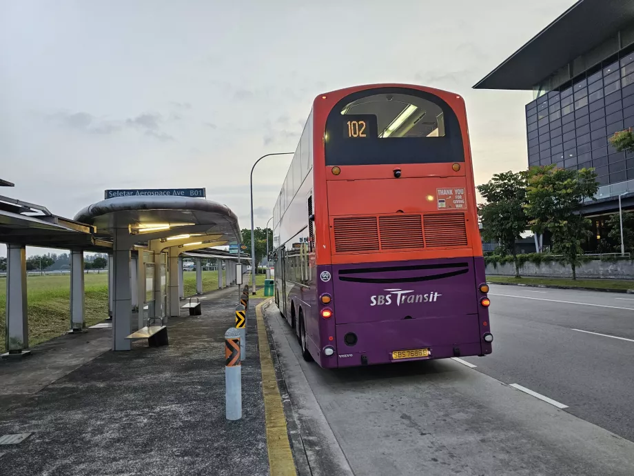 Autobusová zastávka pred letiskom