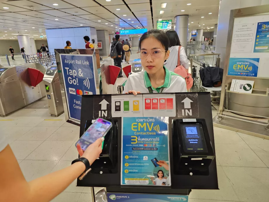 Platenie cestovného v metre bezkontaktnou kartou