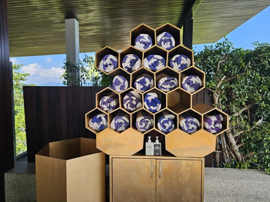 Uteráky a opaľovací krém pri bazéne