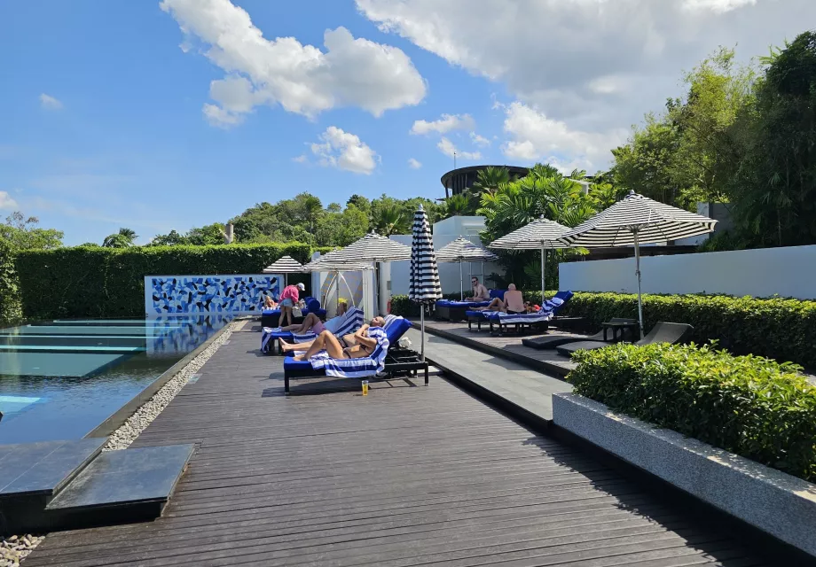 Ležadlá pri spoločnom bazéne